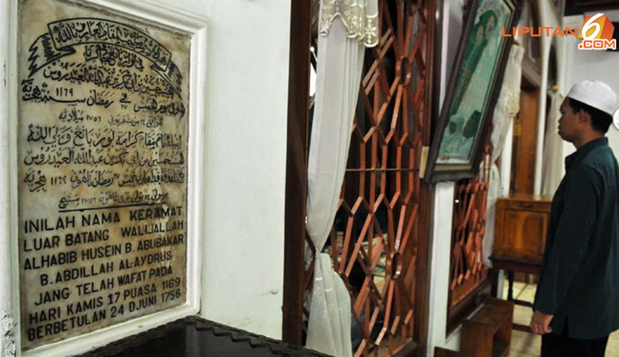 Masjid ini dibangun oleh Al Habib Husein bin Abubakar Alaydrus tahun 1736 di atas tanah hadiah dari Gubernur Jenderal VOC atas jasanya terhadap kompeni.(Liputan6.com/Abdul Aziz Prastowo)