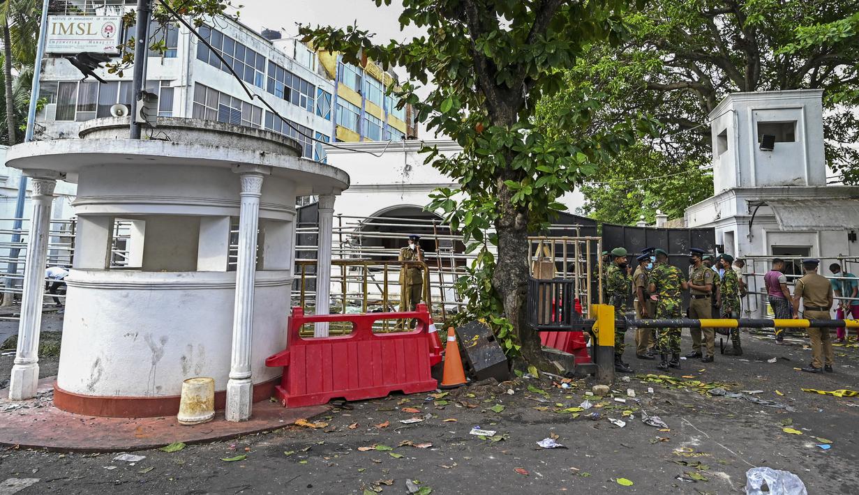 <p>&nbsp;</p>
<p>Personel keamanan berjaga di dekat kediaman resmi mantan perdana menteri Sri Lanka Mahinda Rajapaksa 'Temple Trees', sehari setelah diterobos oleh para pengunjuk rasa di Kolombo pada 10 Mei 2022. PM Sri Lanka Mahinda Rajapaksa mengundurkan diri di tengah gelombang demonstrasi massal yang memprotes cara pemerintah menangani krisis ekonomi. (ISHARA S. KODIKARA / AFP)</p>