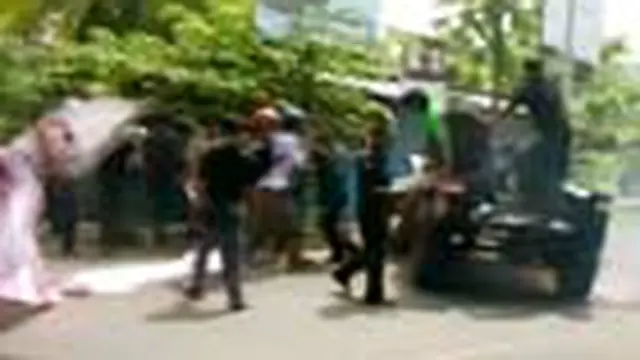 Ratusan demonstran yang umumnya mahasiswa dan ibu rumah tangga langsung berlarian ketika puluhan pendukung Bupati Gunungkidul dengan menggunakan dua jip membubarkan paksa aksi mereka di depan rumah dinas bupati. 