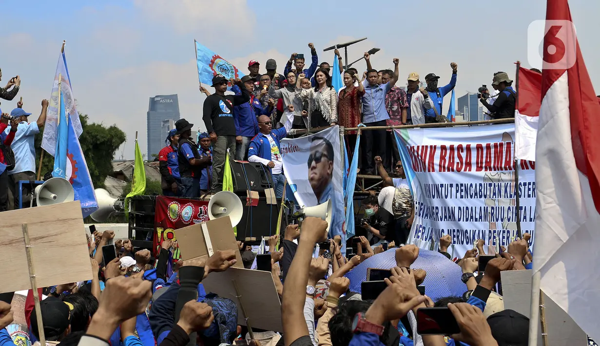 Elemen Buruh melakukan aksi di depan Gedung MPR/DPR/DPD Jakarta, Rabu (12/2/2020). Dalam aksinya mereka menolak draft Rancangan Undang-Undang Omnibus Law Cipta Lapangan Kerja. (Liputan6.com/Johan Tallo)