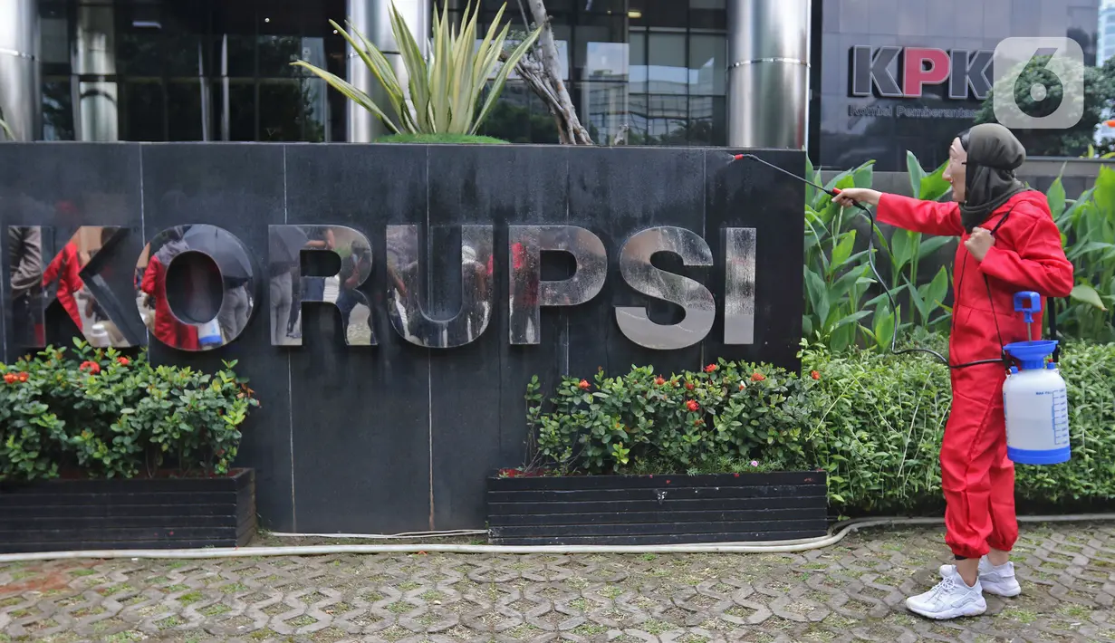 Aktivis  melakukan aksi teatrikal di depan Gedung KPK, Jakarta, Rabu (8/12/2021). Aksi dalam rangka memperingati Hari Anti Korupsi Sedunia bertemakan Habis Gelap Tak Kunjung Terang tersebut sebagai bentuk keprihatinan negara Indonesia yang masih dilanda korupsi. (Liputan6.com/Herman Zakharia)