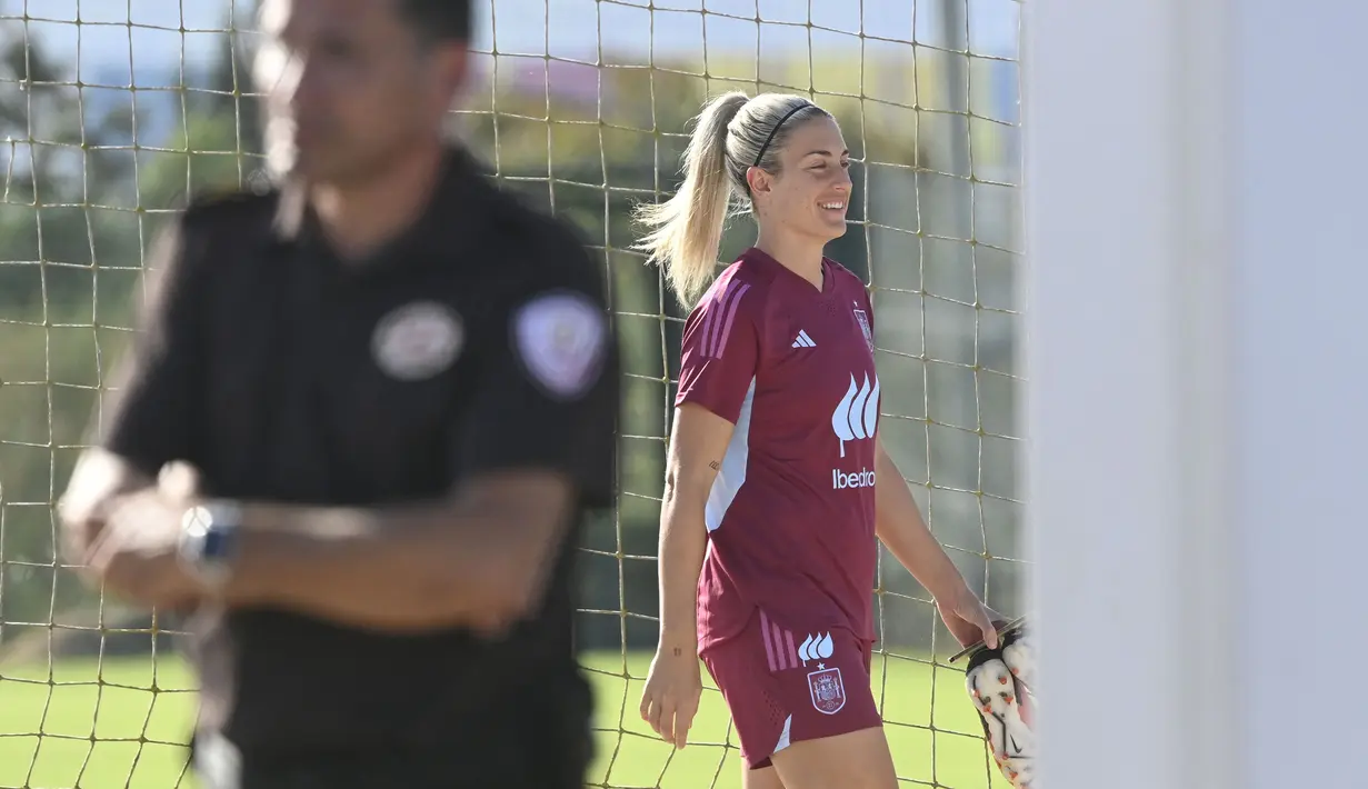 Pemain Timnas Wanita Spanyol, Alexia Putellas (kanan) saat menghadiri latihan menjelang laga UEFA Nations League melawan Swedia di Oliva, Spanyol pada Rabu (20/09/2023) waktu setempat. (AFP/Jose Jordan)