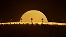 Sejumlah biksu bersiap untuk melakukan ritual Makha Bucha Day di kuil Wat Dhammakaya, Bangkok, Thailand (11/2). Makha Bucha atau Magha Puja berarti puja/peringatan yang berhubungan dengan bulan Magha. (AFP/Lillian Suwanrumpha)