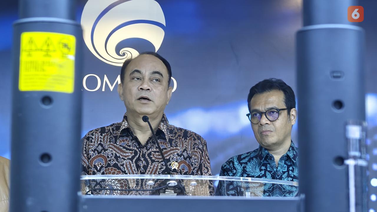 Menkominfo Budi Arie Setiadi (kiri) bersama Wamenkominfo Nezar Patria (kanan) dalam konferensi pers di Jakarta, Jumat (22/12/2023). (Liputan6.com/Giovani Dio Prasasti)