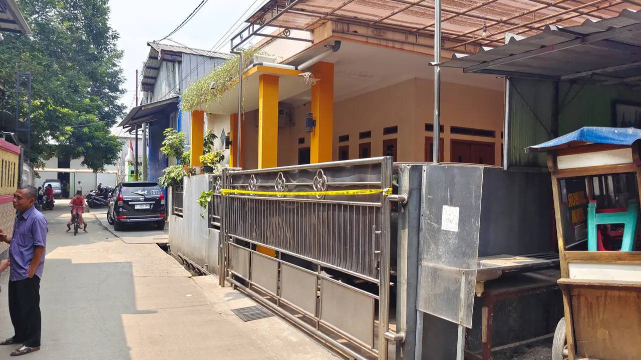 Kondisi rumah Rifki Azis Ramadhan yang tega membantai kedua orang tuanya di Depok. (Dicky Agung Prihanto)
