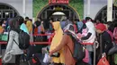Penumpang menunggu kereta api di Stasiun Pasar Senen, Jakarta, Minggu (3/7). H-3 Lebaran, Stasiun Pasar Senen sudah memberangkatkan 11.905 pemudik dengan dengan 16 kereta api.(Liputan6.com/Faizal Fanani)