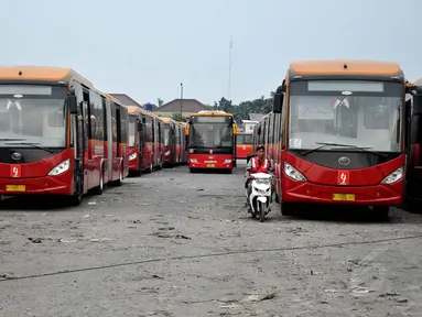 Sebanyak 29 unit bus merek Yutong ditarik dari peredaran, Jakarta, Rabu (3/9/14). (Liputan6.com/Miftahul Hayat)