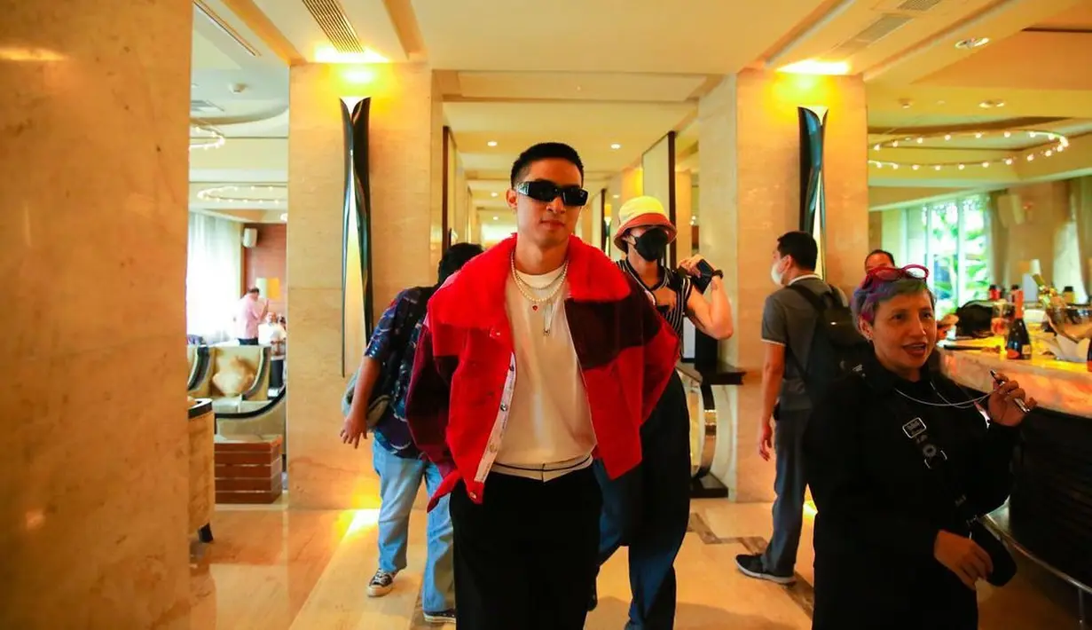 Devano Danendra juga tak ketinggalan tampil keren dengan jaket merah dari Amot Syamsurimuda [@iamdevano]