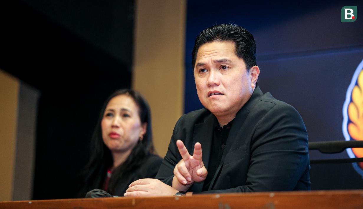 Ketua Umum PSSI, Erick Thohir memberikan gestur angka dua saat mendengarkan pertanyaan awak media saat konferensi pers mengenai perkembangan Timnas Indonesia Putri yang berlangsung di Stadion Utama Gelora Bung Karno (SUGBK), Senayan, Jakarta, Sabtu (21/09/2024). (Bola.com/Bagaskara Lazuardi)