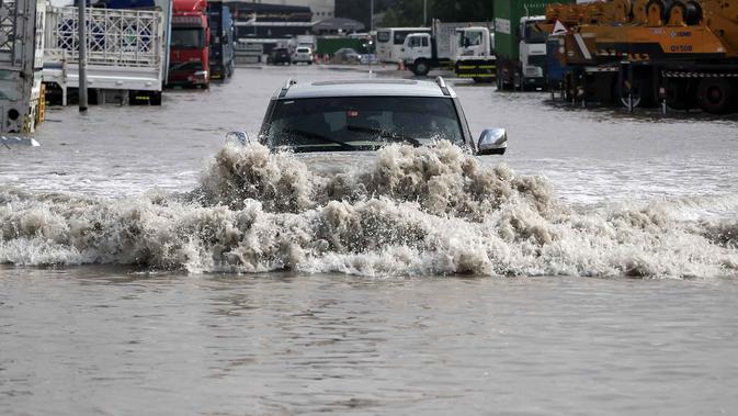 Menaklukkan Banjir dengan Mobil Listrik: Panduan Keselamatan Esensial