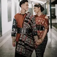 Dalam bidikan kamera fotografer Iluminen, Erina tampak menawan mengenakan kain tenun ikat motif Pulau Sabu, NTT dari LeViCo Butik. Penampilannya dilengkapi dengan perhiasan karya desainer Rinaldy Yunardi. @kaesangp.