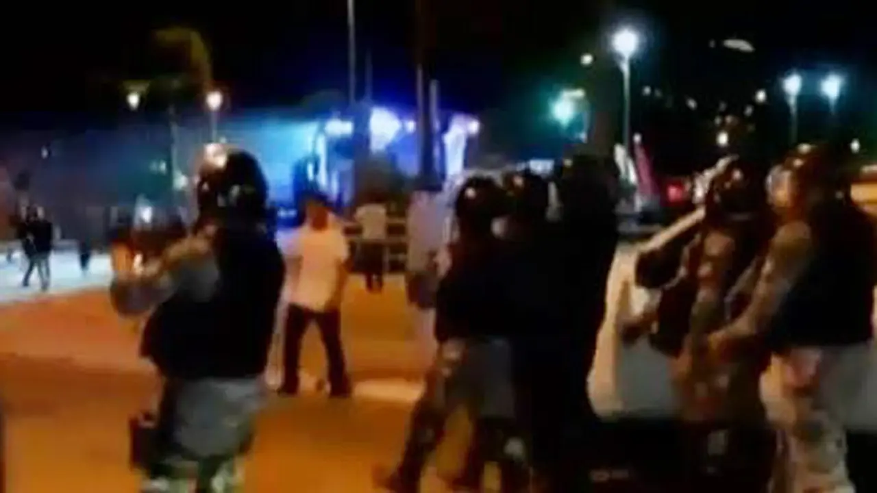 Warga Bentrok dengan Polisi