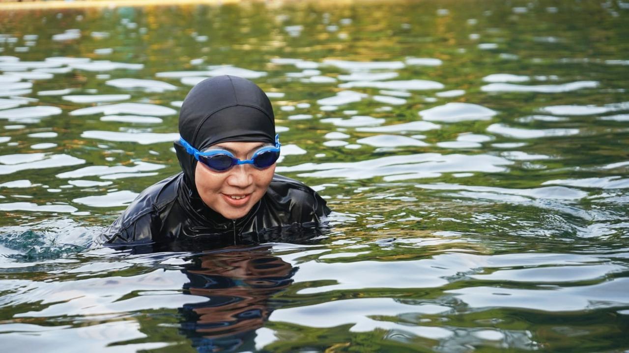 Wakil Bupati Lumajang Indah Amperawati melakukan hindroterapi di pemandian Selokembang Lumajang (Istimewa)