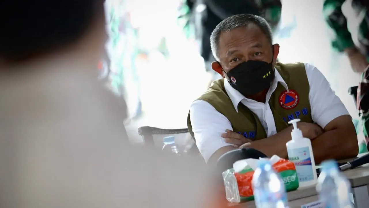 Ketua Satgas Penanganan Covid-19 Ganip Warsito meninjau RS Lapangan Kogabwilhan II Indrapura, Kota Surabaya, Jawa Timur.