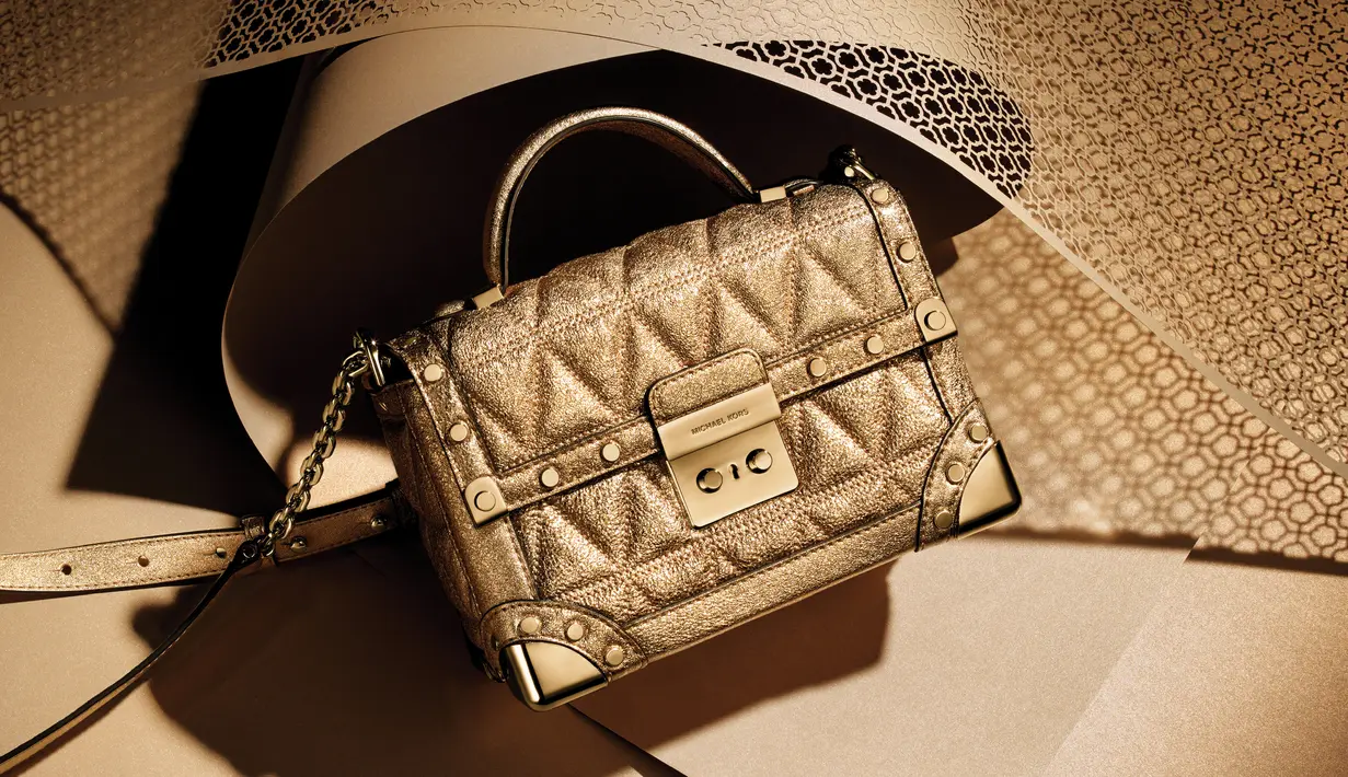 Dengan model ciri khasnya, tas Michael Kors keluaran baru siap untuk menemani gaya santai ataupun formal Anda di suasana Imlek. (Liputan6.com/Pool/Michael Kors)