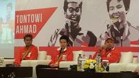 Tontowi Ahmad (kiri) dan Liliyana Natsir (tengah), didampingi pelatih Richard Mainaky, pada acara Meet and Greet juara Olimpiade di Hotel Century Park, Jakarta, Minggu (28/8/2016). (Bola.com/Yus Mei Sawitri)