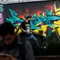 Seniman grafiti menyelesaikan lukisannya selama festival pekan grafiti di Mexico City, Meksiko, Minggu (9/10). Biasanya lewat festival, dapat mengangkat potensi seniman-seniman lokal untuk tampil bersama karya seniman terkenal. (REUTERS/Carlos JASSO)