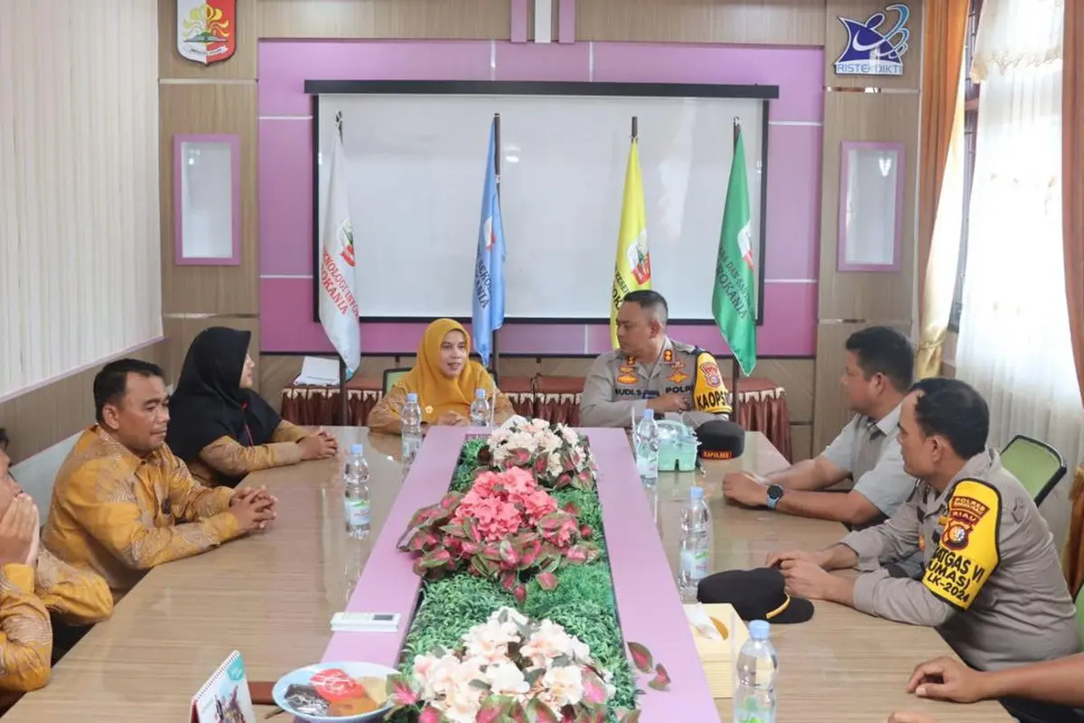 Silaturahmi Kapolres Rokan Hulu AKBP Budi Setiyono bersama civitas akademika Universitas Rokania berdiskusi soal Pilkada serentak.