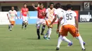 Pemain Persija, Bambang Pamungkas mencoba lolos dari kawalan pemain Perseru pada lanjutan Liga 1 Indonesia di Stadion Patriot Candrabhaga, Bekasi, Selasa (19/9). Laga dimenangkan Persija 1-0. (Liputan6.com/Helmi Fithriansyah)