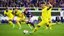 Pemain Inter Milan Lautaro Martinez mencetak gol ke gawang Fiorentina pada pertandingan sepak bola Liga Italia di Artemio Franchi Stadium, Florence, Italia, 22 Oktober 2022. (Massimo Paolone/LaPresse via AP)