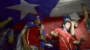 Salah satu suporter terlihat menari di sepanjang pantai Copacabana, Rio de Janeiro, Brasil, (19/6/2014), merayakan keberhasilan Chili lolos dari fase grup putaran final Piala Dunia 2014. (REUTERS/Lucas Landau)
