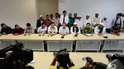 Suasana konferensi pers oleh Ketua Umum Partai Persatuan Pembangunan (PPP) versi Muktamar Jakarta, Djan Faridz usai penyerangan massa kubu Romi ke kantor PPP, Jakarta, Rabu (3/12/2014). (Liputan6.com/Faizal Fanani)