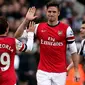 Selebrasi Olivier Giroud dan Santi Cazorla setalah mencetak gol pada pertandingan sepak bola Liga Inggris antara Newcastle United vs Arsenal di St James 'Park, Inggris, (29/12/13). (AFP/Ian Macnicol)