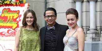 Pernikahan Sandra Dewi tidak hanya dihadiri oleh pengusaha dan orang nomor satu di DKI Jakarta, tapi juga banyak dibanjiri artis. Beberapa selebriti hadir dengan berbagai gaya busananya. (Nurwahyunan/Bintang.com)