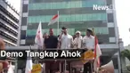  Sebuah truk dan mobil yang memuat alat musik milik musikus Ahmad Dhani, diamankan aparat Polda Metro Jaya. Selain itu, delapan anak buah musikus yang kerap membuat kontroversi tersebut juga diamankan.