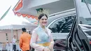 Saat HUT RI ke-78 Putri Jokowi, Kahiyang Ayu tampil mengenakan kebaya pink dipadukan selendang, belt, dan bawahan kain warna biru. [@ayangkahiyang]