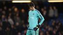 Kiper Chelsea, Thibaut Courtois, tertunduk lesu usai kebobolan saat melawan Bournemouth pada laga Liga Premier Inggris di Stadion Stamford Bridge, Inggris, Sabtu (5/12/2015). (Reuters/Tony O'Brien)