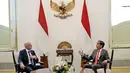 Presiden Joko Widodo (kanan) berbincang dengan Presiden Induk Asosiasi Sepakbola Dunia (FIFA) Gianni Infantino saat bertemu di Istana Negara, Jakarta, Selasa (18/10/2022). Presiden Joko Widodo atau Jokowi dan Presiden FIFA Gianni Infantino sepakat akan mengkaji ulang para pemangku kepentingan (stakeholder) pesepakbolaan Indonesia. Pemerintah dan FIFA ingin memastikan bahwa transformasi sepakbola Indonesia, pascatragedi Stadion Kanjuruhan berjalan sesuai standar. (AP Photo/Achmad Ibrahim)