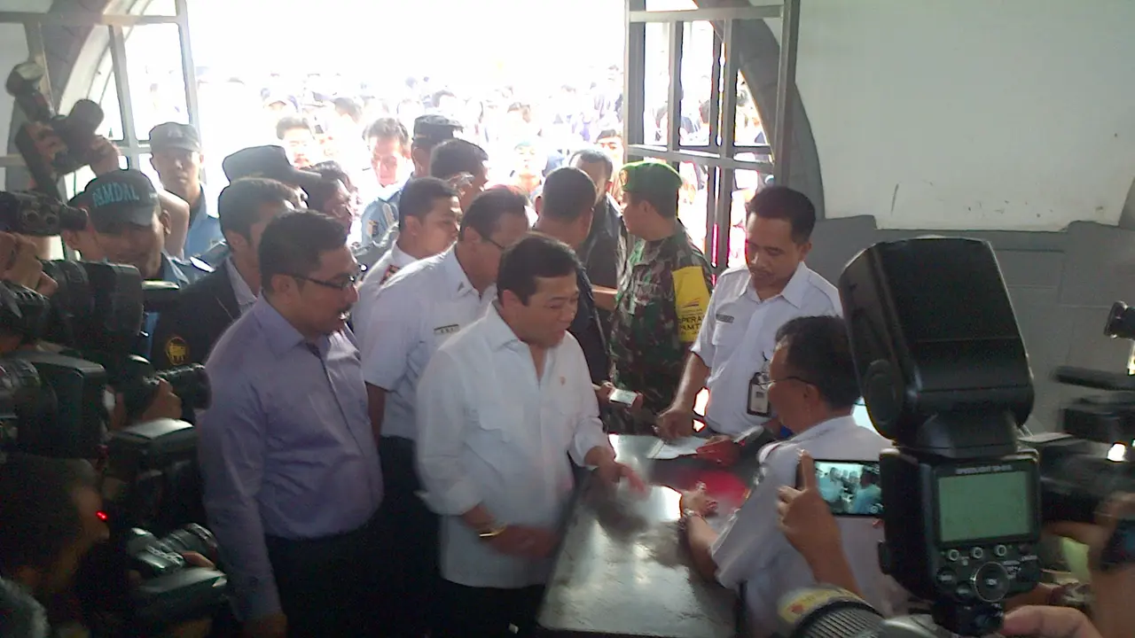 Ketua DPR Setya Novanto mengunjungi Stasiun Pasar Senen