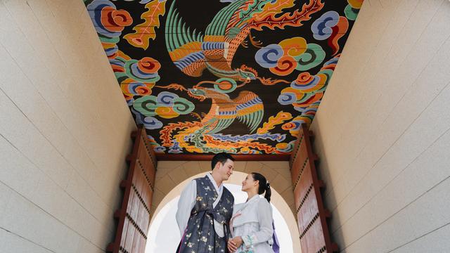 Gaya Kompak Mike Lewis  dan Kekasih Pakai Hanbok Saat 