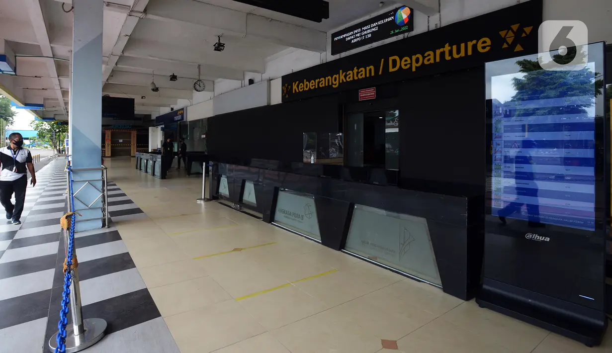 Seorang pria berjalan di Bandara Halim Perdanakusuma, Jakarta, Rabu (26/1/2022). Aktivitas keberangkatan dan kedatangan penumpang serta pertokoan dihentikan sementara dan dialihkan ke Bandara Soekarno-Hatta. (merdeka.com/Imam Buhori)