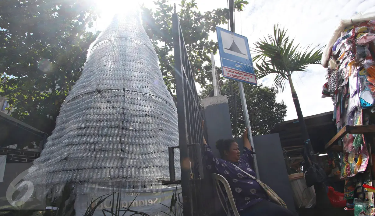 Pohon Natal berbahan limbah botol plastik di halaman Gereja Kristen Pasundan Jemaat Depok, Jawa Barat, Kamis (22/12). Pohon Natal setinggi 12 meter tersebut dibuat dari 6.000 botol plastik bekas untuk menyambut Hari Natal. (Liputan6.com/Immanuel Antonius)
