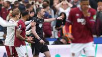 Para pemain mengajukan banding kepada wasit Chris Kavanagh setelah ia membatalkan gol Callum Wilson dari West Ham selama pertandingan Liga Inggris antara West Ham dan Arsenal di London, Minggu, 10 Mei 2026. (Foto AP/Ian Walton)