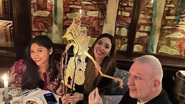Erina Gudono bersama Anggun perkenalkan wayang pada desainer Prancis Jean Paul Gaultier (Foto: Instagram erinagudono)