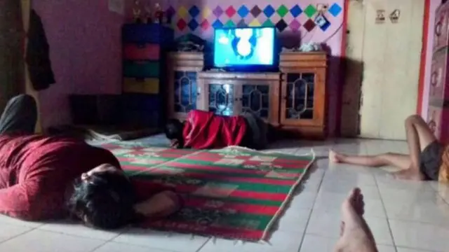 6 Potret Pose Bapak-bapak saat Nonton Televisi Ini Bikin Geleng Kepala