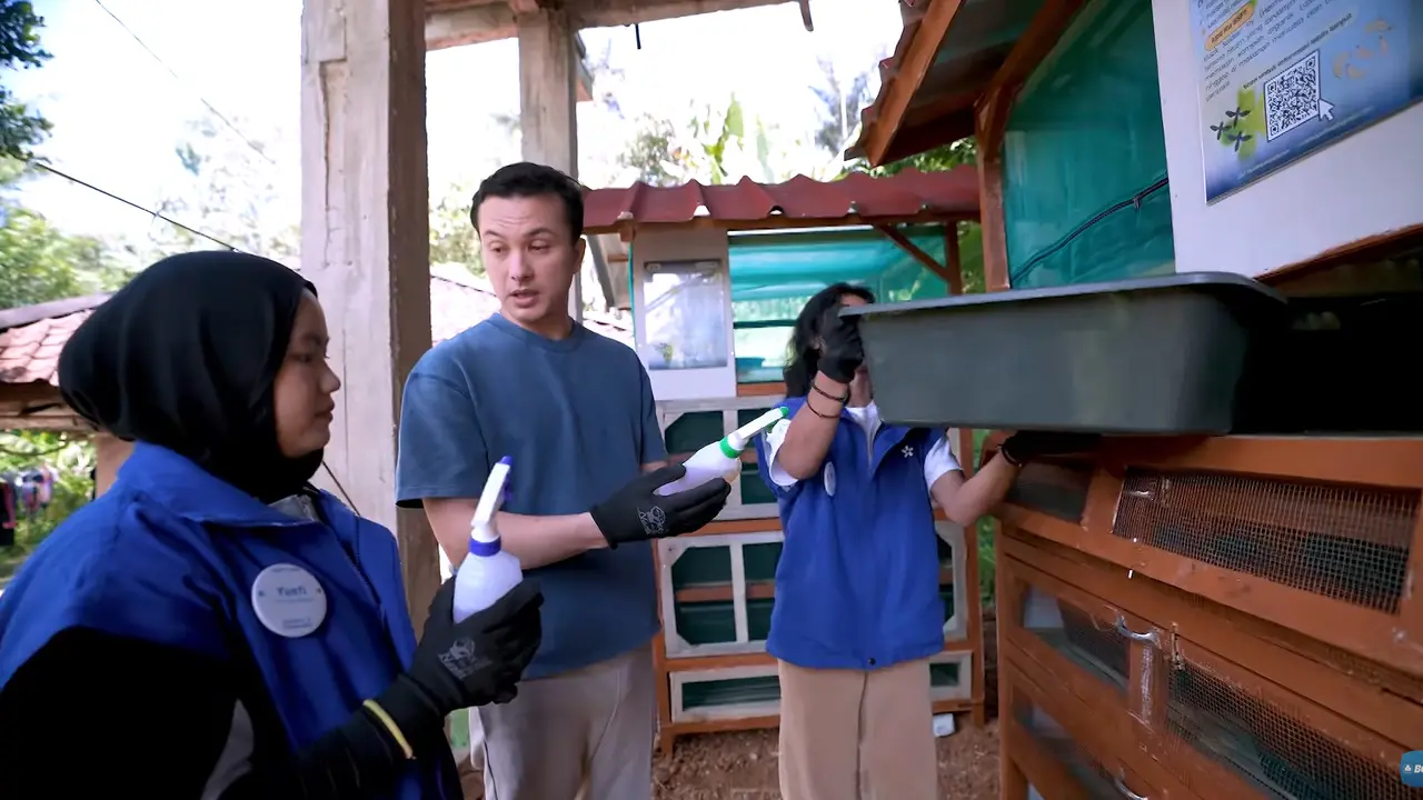 Nicholas Saputra mengecek Rumah Maggot milik tim Pelita UNPAD.