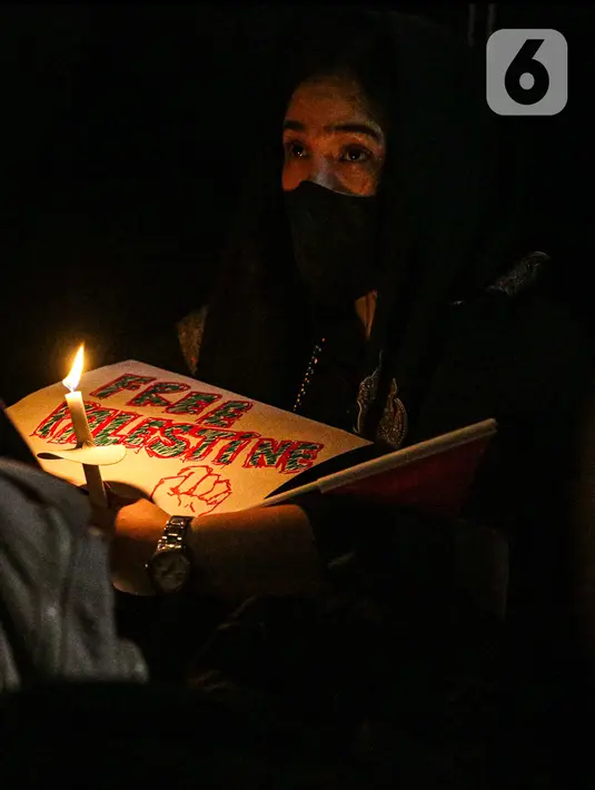 Massa yang hadir didominasi dengan pakaian berwarna serba hitam. (Liputan6.com/Faizal Fanani)