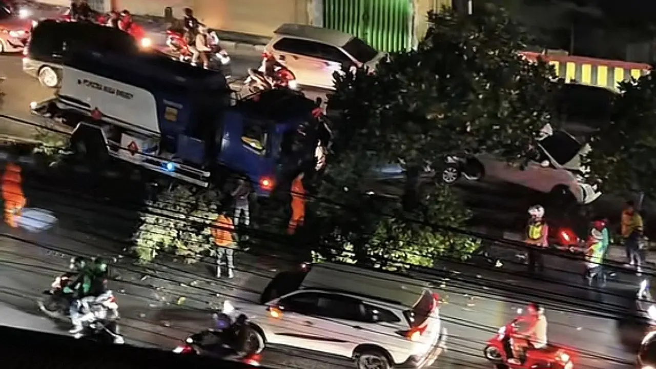 Kemacetan panjang pun berlangsung cukup lama akibat kecelakaan beruntun di depan RSUD Abdul Moeloek.  Foto : (Istimewa).
