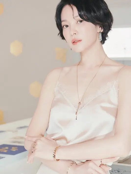 Tahun 2025, Song Hye Kyo pun memilih memotong rambutnya menjadi model bob. Namun, ia kembali memotong rambut menjadi lebih pendek.  [@kyo1122]