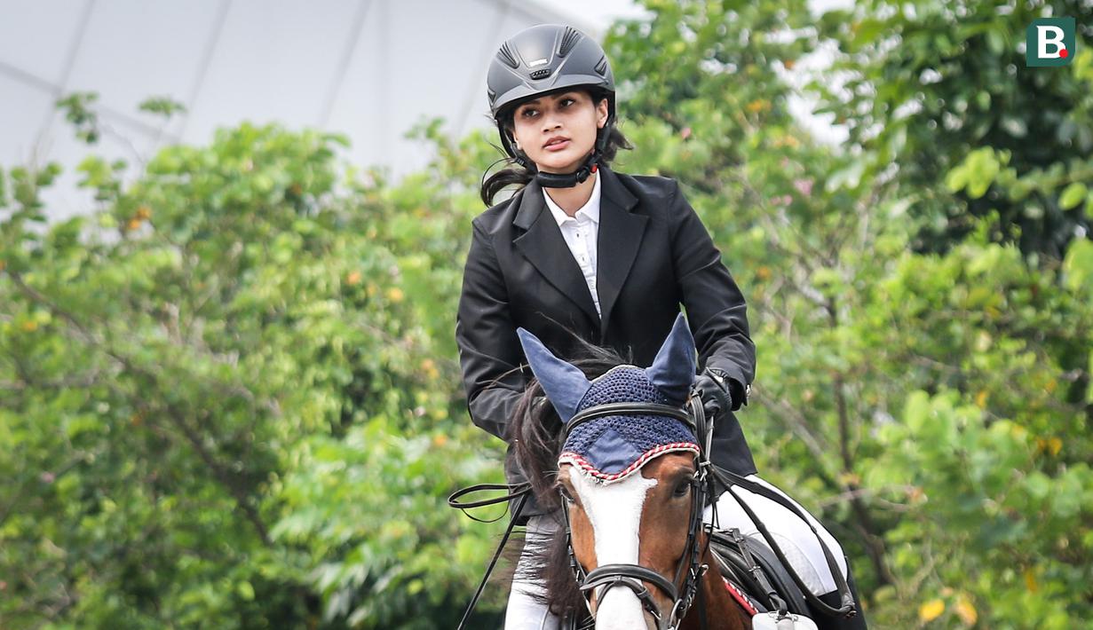 Atlet berkuda tim Equinara Horse Sports, Syadza Richella Amorifa beraksi pada nomor Show Jumping 50-70 cm saat ajang Solidarity Equestrian Challange 2022 yang berlangsung di Jakarta International Equestrian Park, Jakarta Timur, Minggu (30/01/2022). (Bola.com/Bagaskara Lazuardi)