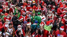 Para pengunjung yang berpakaian seperti karakter liburan berpartisipasi dalam acara tahunan SantaCon pub crawl pada 9 Desember 2023 di New York City. (Stephanie Keith/Getty Images/AFP)