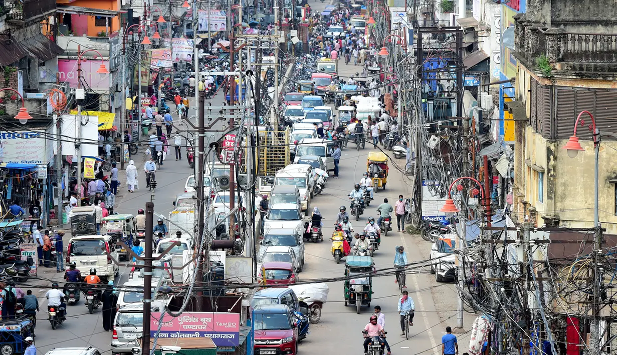 Para penumpang terlihat di sepanjang jalan di Chowk, Allahabad, Senin (17/8/2020). Kasus kematian akibat Covid-19 di India telah melewati 50 ribu pada Senin (17/8), dengan kawasan pedesaan dan kota kecil yang lemah dalam sistem kesehatan menjadi daerah terdampak paling parah. (SANJAY KANOJIA/AFP)
