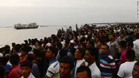 Kerumunan warga menonton upaya penyelamatan korban feri terbalik di Bangladesh. (CNN/Farid Ahmed)