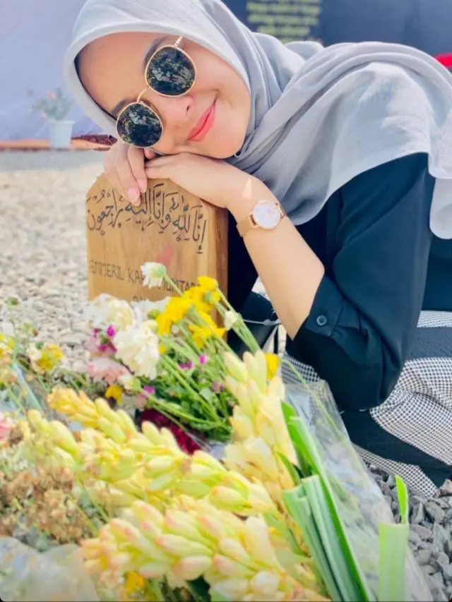 6 Momen Nabila Ishma Ziarah ke Makam Mendiang Eril, Sudah Bisa Tersenyum