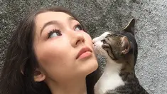Devina Aureel memiliki kucing yang ia beri nama Macican. Kucing ini merupakan jenis kucing domestik yang dirawat Devina sejak kucing tersebut masih kecil. (Liputan6.com/IG/@devinaureel).