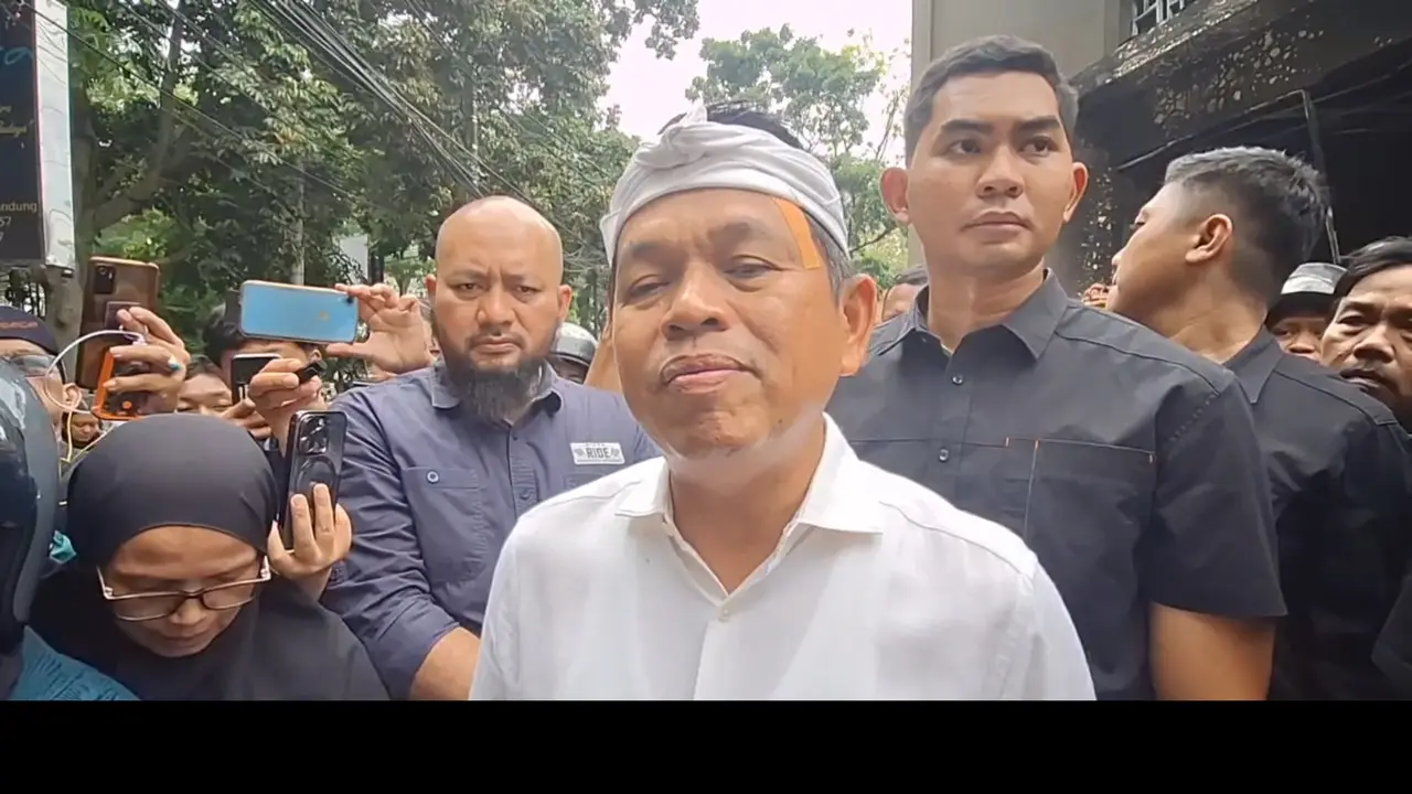 Gubernur Jawa Barat (Jabar) Dedi Mulyadi meninjau dampak aksi massa di kawasan Jalan Diponegoro, Kota Bandung, Jumat (29/8/2025).